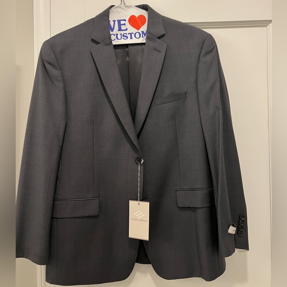 NWT grey men’s Joseph Abboud suit. Size 40 short.